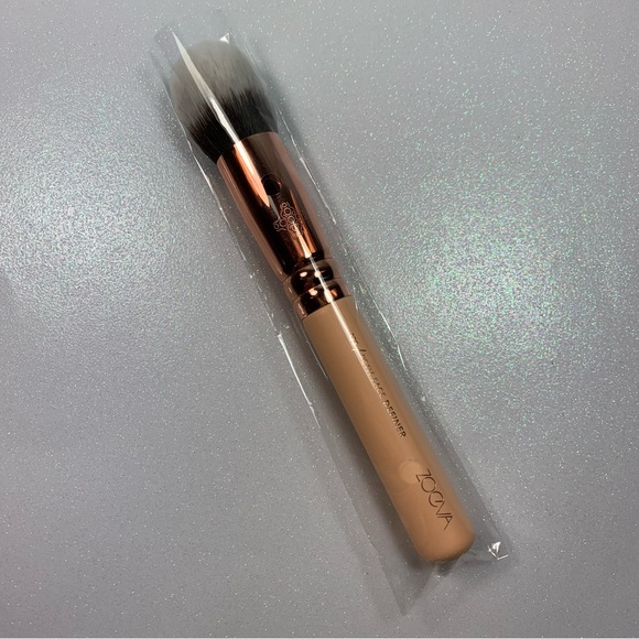 Zoeva 135 Petit Face Definer Brush - Picture 5 of 7